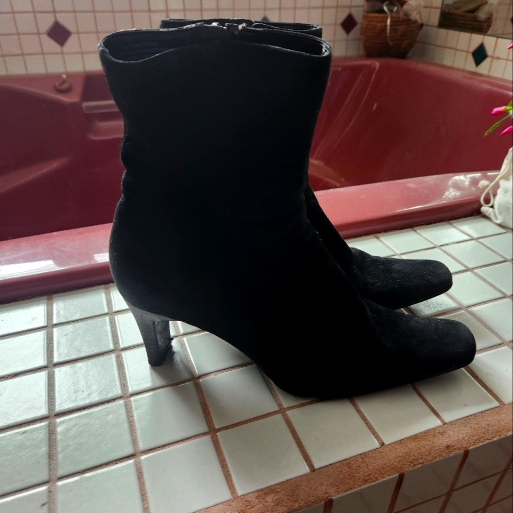 Black Heeled Boots with Pointed Toe and Thin High Heel